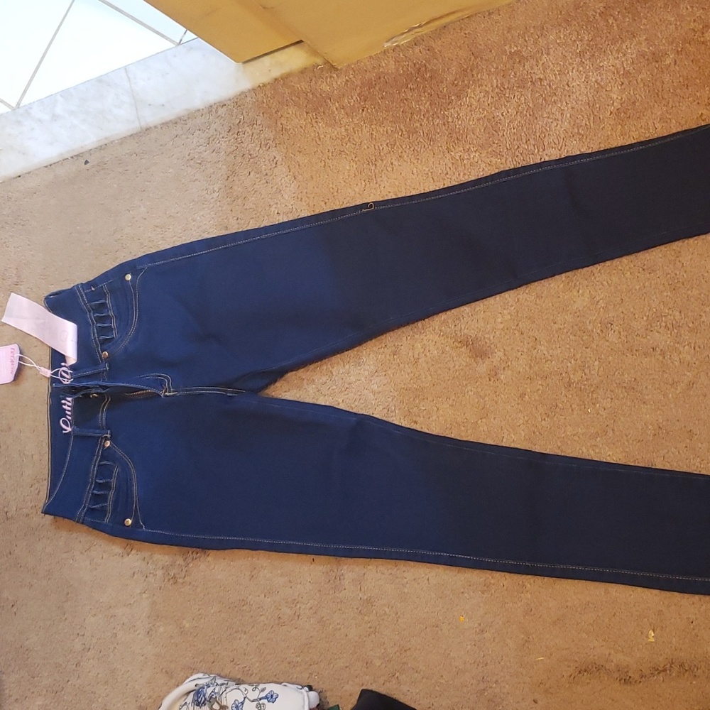 BRAND NEW pair of skinny jeans..CUTIE PIE...size 5